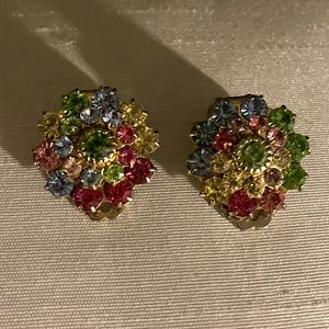 Vintage sparkly rhinestone clip on earrings.